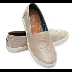 🌺 TOMS slip-ons